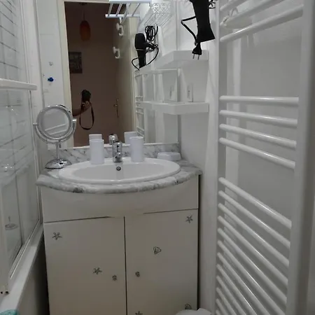 Serena La Foret Et La A Quelques Minutes! קאמייר